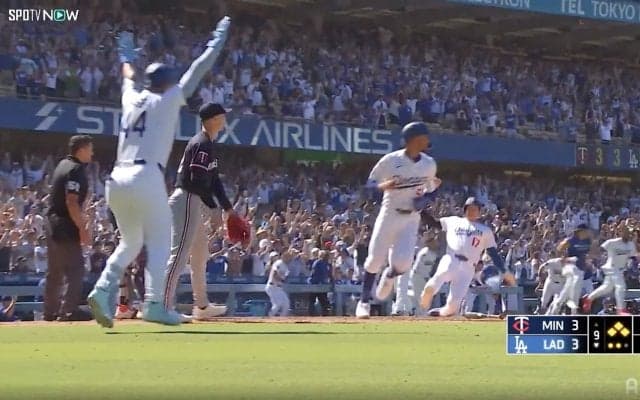 劇的サヨナラでド軍ナインがお祭り騒ぎ！「大谷さんの激走も素晴らしい」殊勲打のフリーマンに「ポンっ」大谷が労う“歓喜の瞬間”