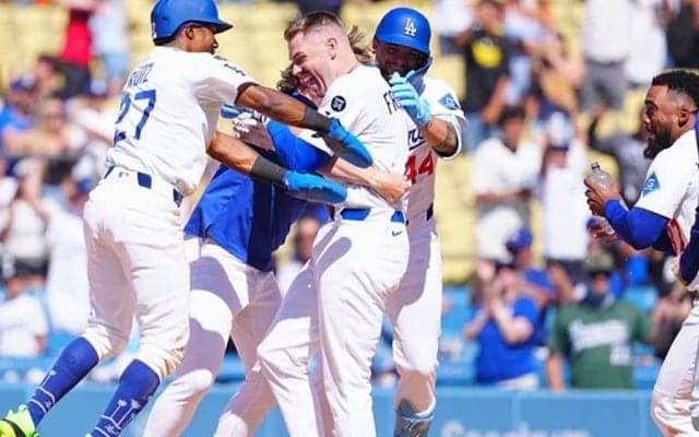 「フリーマン引いてるやん」　大谷の生還前に飛び出し…真っ先に駆け寄った人物「すごい笑」