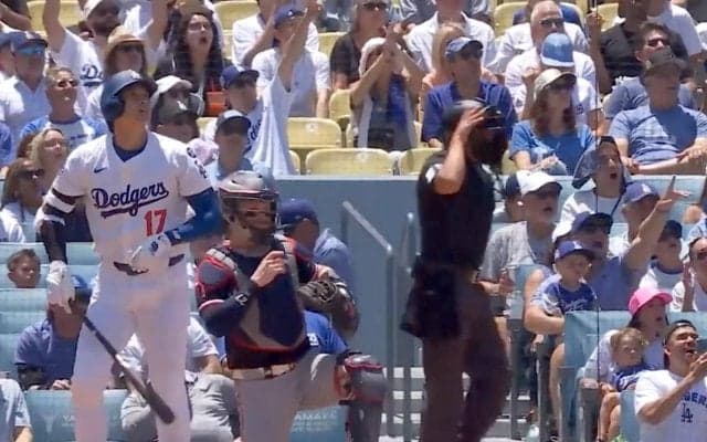 大谷翔平の特大134m弾に相手捕手はマスク脱ぎ“呆然” 片膝立ちで5秒以上“微動だにせず”…ただ打球を見つめる