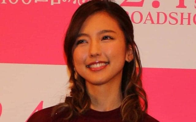 ｢やっぱり可愛い！｣元日本代表のJ1鹿島MF柴崎岳の美人アイドル妻、家族旅行中の“ばっちりメイク近影”が沸騰｢さすがアントラーズ｣な驚きの遭遇も！