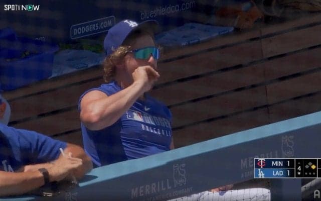 ド軍ベンチで珍光景！ フリーマンが打席に入る中「食ってんのかよ」 キケの“大胆行動”に実況も苦笑「日本でやったらアウトでしょうね」