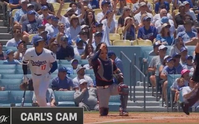 ウソでしょ…！？ 大谷翔平、爆速特大弾で“異変”「動かない」「ドン引き」相手捕手の“被弾リアクション”が話題に