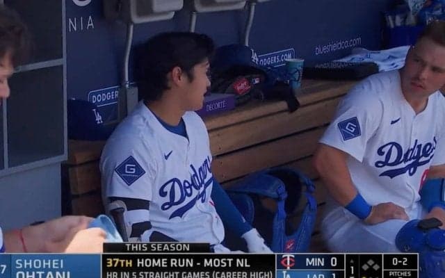 なんだ、ただの聖人か… 大谷翔平、ベンチでの“神対応”が話題に「教えて大谷先生！」ホームラン直後に後輩と話しまくる「ガチ信者やんw」