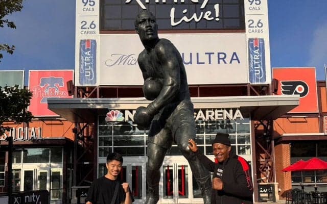 中谷潤人が元世界ヘビー級王者と訪れたモハメド・アリのライバル「ジョー・フレージャー」像を前に「僕も、そんなレベルのチャンピオンになりたい」