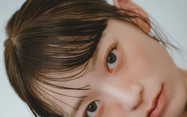 ｢スタイル良すぎる｣日本代表FW上田綺世の美人モデル妻、ちゅん顔＆ウエストほっそりヘソ出し私服姿が可愛すぎると話題に