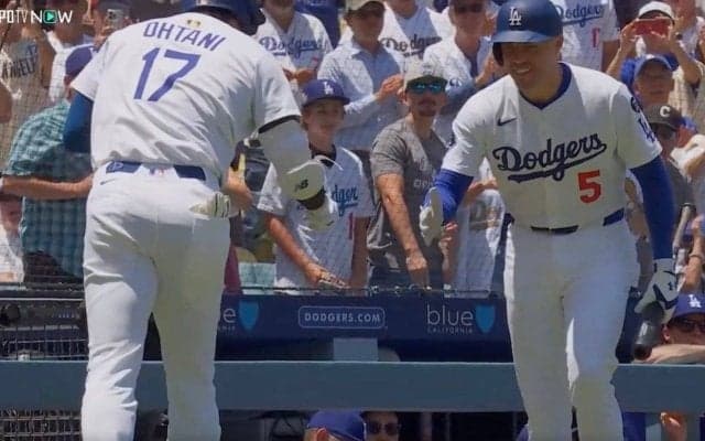 大谷翔平がまたやってくれた… 最高の“出迎えポーズ”が話題に「参りました」フリーマンの礼儀が正しすぎる「サムライかな」