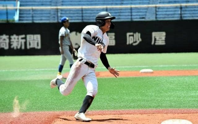 タイブレーク、滑り込んで返した「意地の1点」　長崎日大・長船主将