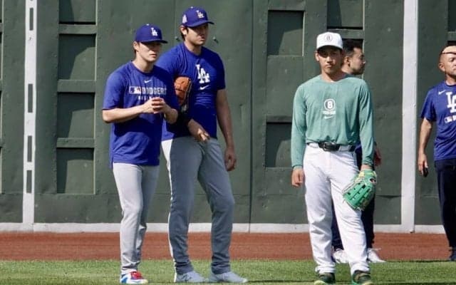 大谷翔平が吉田正尚と再会　山本由伸も交えて談笑…吉田は投球中の“警護”も