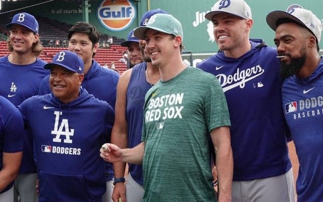 大谷翔平も笑顔…“胴上げ投手”にチャンピオンリング贈呈　試合前に広がった感動の光景