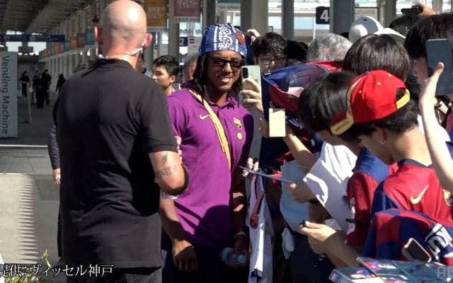 【バルサ来日】「来てる全員にサインしてくれた」クンデの“神対応”が話題！「ずっと本当に優しいな」笑顔のファンサービスに感動の声