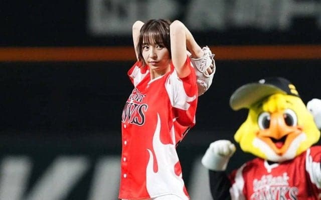 篠田麻里子がショーパン始球式　特別ユニで大胆足上げ…10年ぶり地元“登板”に大歓声