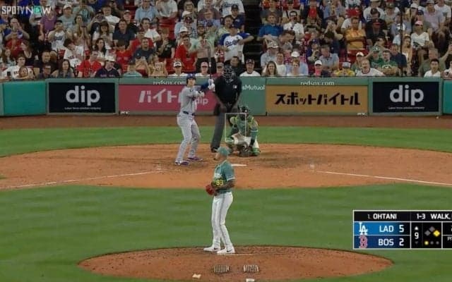「チラチラ気になるw」大谷翔平の打席でネット裏の観客がみせた“奇行”が話題…対戦相手のファン同士でほっこり？ パフォーマンス