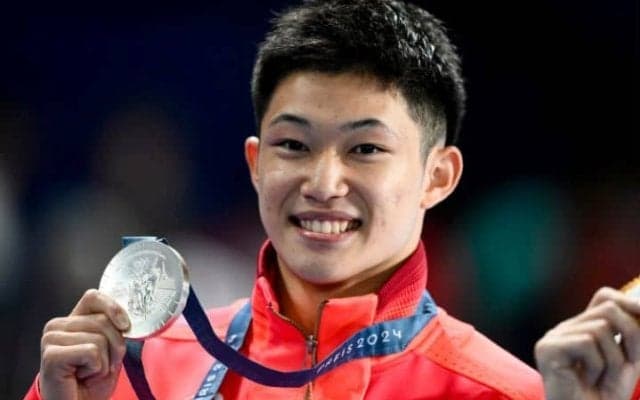 五輪銀メダリストの18歳　14歳年上美女との“相合傘ショット”公開にフォロワー歓喜「2人とも笑顔が素敵で可愛い」