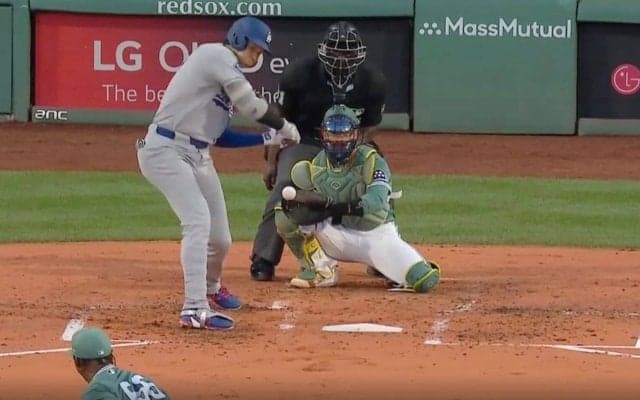 どうなってんだ…？ 大谷翔平、とんでもない体勢で打ってしまう「エグいな」「上手すぎる」内角の厳しいボール球を“技アリ打”