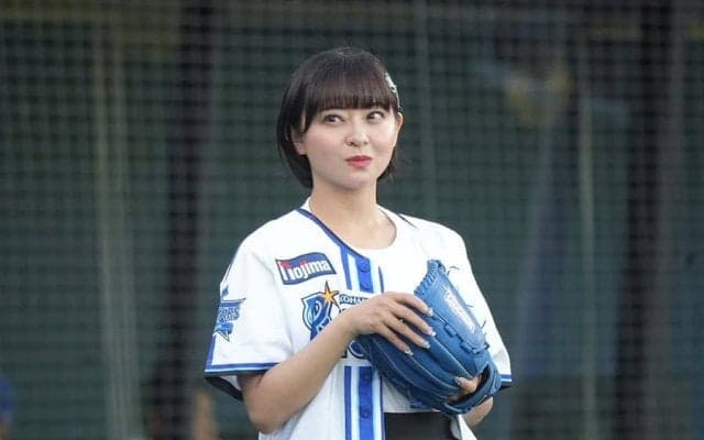 ミニスカ始球式が「可愛すぎ」　2軍戦で異例の熱気「そりゃあ、外野も開放ですわな」