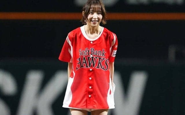 元アイドルの始球式に気づいた“違和感”　10年ぶり降臨、ショーパン姿に「時代を感じる」