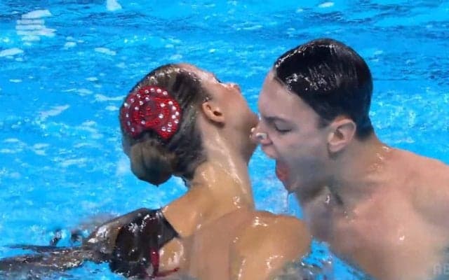 首筋に歯を立てて…情熱的な表現にクラクラ！世界水泳AS、イタリアペアが見せた圧巻演技に「こういう見せ方もあるんだ」解説者脱帽