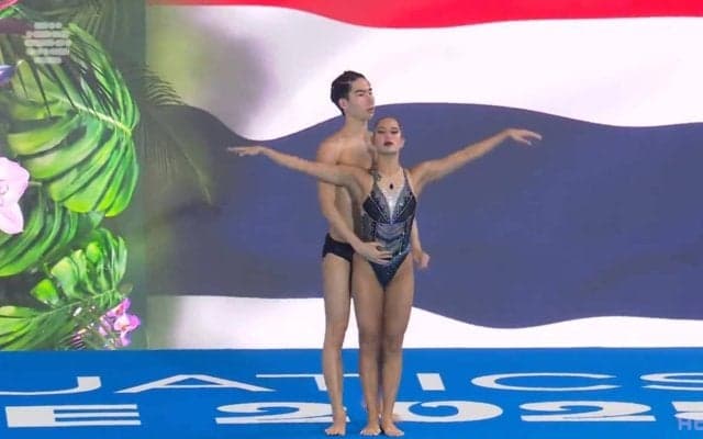 胸元には象徴的な“碧洋”ネックレスもキラリ…世界水泳ASで『タイタニック』の世界観を表現 魅惑のダンス→ガラリ緊迫感を完全再現