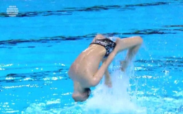 噓でしょ? 蹴られた男子は空中回転！女子が水中から高く“蹴上げる”大胆ペアアクロが衝撃的「瞬発力が非常に大きい」