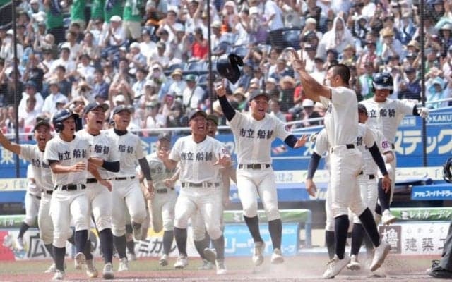 市立船橋、劇的サヨナラで3年ぶり甲子園　延長タイブレーク制す…八千代松陰ナインは泣き崩れる