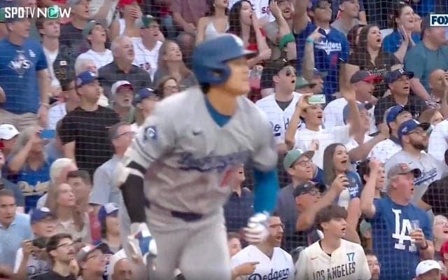 大谷翔平、ぐんぐん伸びた38号弾に観客も口あんぐり 「センターも捕りそうな感じで追っていたんですが…」敵地騒然