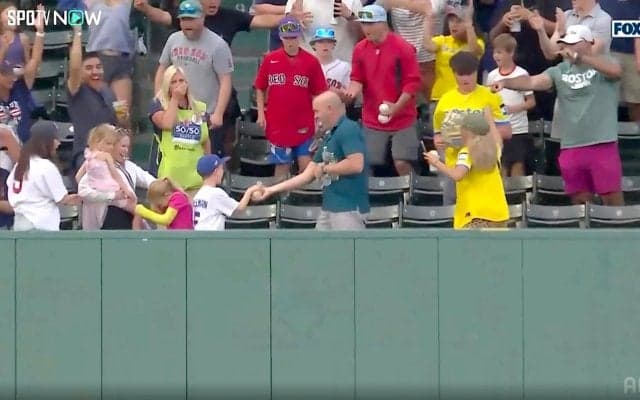 大谷翔平の38号弾をキャッチした「0.5秒後に子供にボール渡してるのすげえな」 ネット大絶賛「マジでナイスガイ」「器が出来すぎてる」