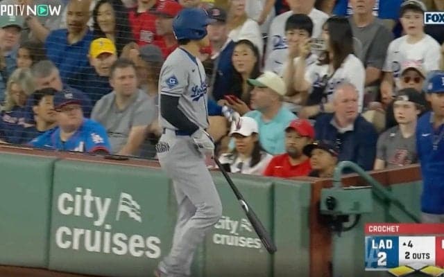 何があった…？ 大谷翔平の打席で“想定外のハプニング”「激レアw」 ベンチに慌てて戻る“珍プレー”… ファン騒然