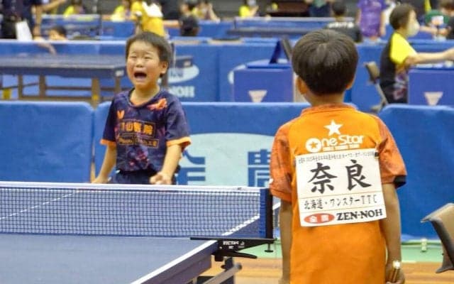 今大会最年少「5歳4ヶ月」vs 小学2年生！最後は涙を流しながら戦う..1勝1敗で予選突破！佐藤鷹飛【卓球 全農杯2025】