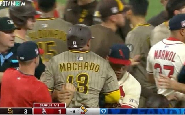 ふざけるなよ！死球にブチギレ…乱闘勃発「2回目はキレる」ぶつけられた“悪童”マチャドが激怒→相手コーチに猛突進「怖すぎる」