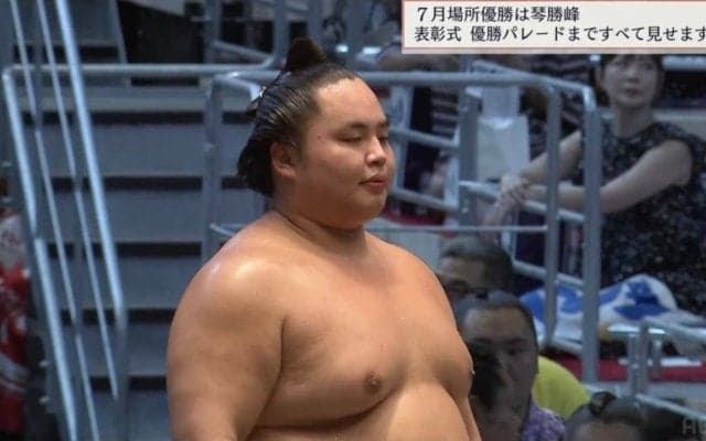 「コレ見ないと終われない」相撲ファンを夢中にさせる千秋楽名物の“超かわいい”景品…登場シーンに視聴者沸騰「きたー！」「今回はコレか！」