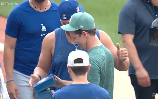 「欲しいか？」感動シーンが一変！？元チームメイトへのチャンピオンリング贈呈…ラフすぎるカーショーにファン爆笑「いい場面なのにｗ」