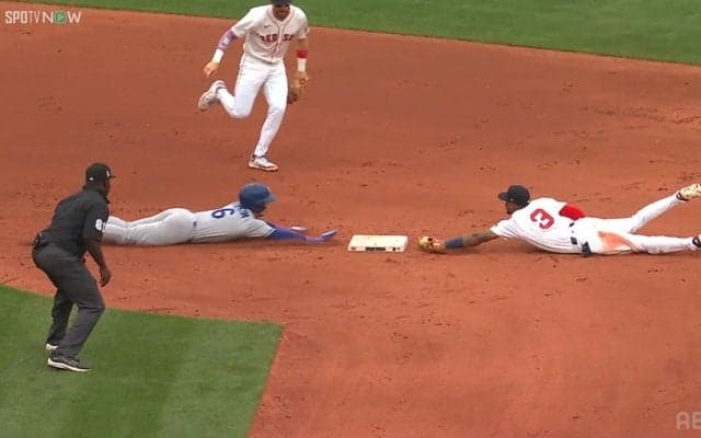 お互いが頭から突っ込む！セカンドベースを巡る激アツ攻防戦→即“チャレンジ”にファン大興奮「へソンの1ミリ」「同時に見えるが」