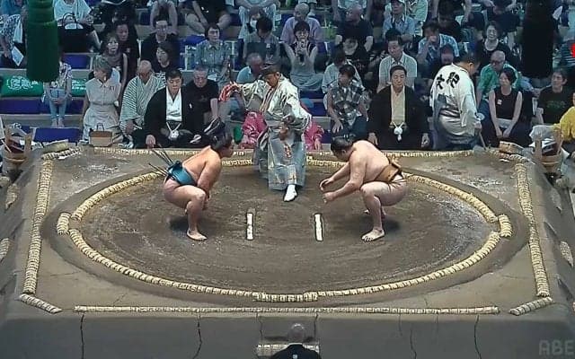 「あら！美人さん」大相撲名古屋場所、国民的スターの女性が大胆“肩出し”姿で話題 「めっちゃ爽やか」イケメン陸上選手の姿にもファン注目