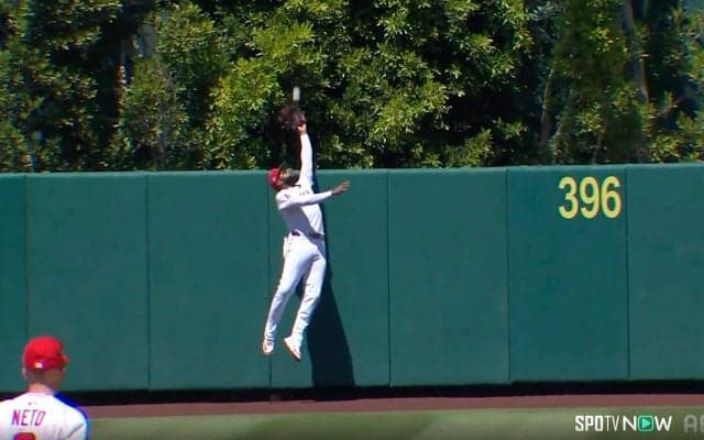 トラウトが“激賞” エ軍の若き主砲がホームランを「強奪した！」現地実況は大興奮 「彼のキャリアで最高のキャッチ」番記者も唸る