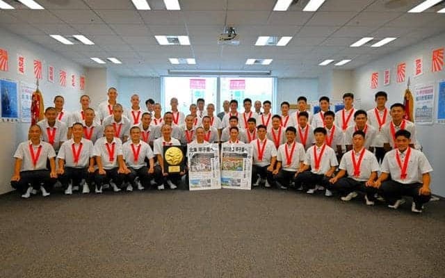 南北北海道代表に号外パネル贈呈　「勇気や元気を与えるプレー」宣言