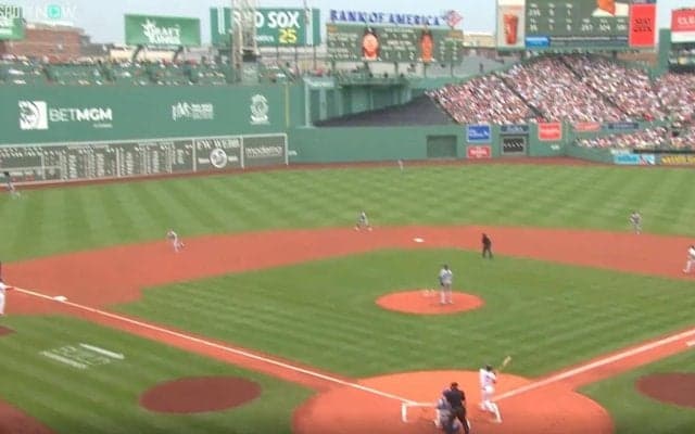 ウソでしょ…？ 吉田正尚の打球で“謎のハプニング”「これは…」「何してんの？」ド軍野手がとんでもないプレーをしてしまう