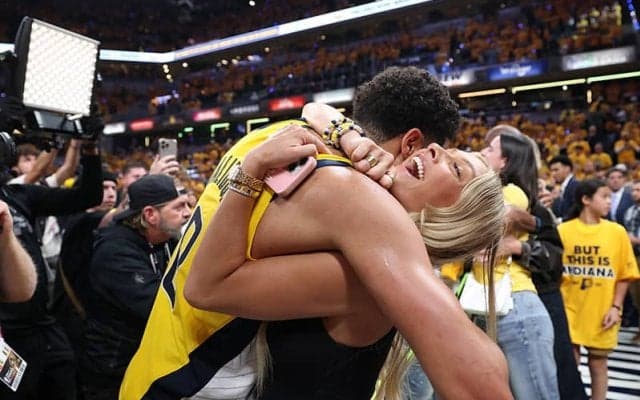 アキレス腱断裂から復帰目指すハリバートンが6年愛の恋人とついにゴールイン