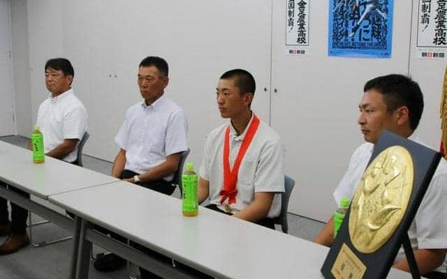 秋田代表・金足農の主将、監督が秋田総局に出場報告