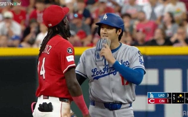 大谷翔平が“レッズの怪物”とイチャつく瞬間「仲良いよな」「またなんかやってるｗ」中継カメラが捉えたほっこりシーン