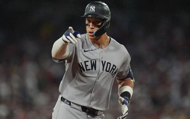 ジャッジの隣…大物なのに小さく見える？　「本当にデカい」脳がバグる3ショットが話題