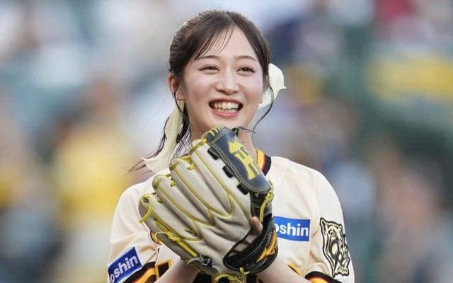 ミニスカふわり…黒髪ポニテ美女が「かわいすぎる！」　ノーバウンド投球に歓喜「ありがとう」