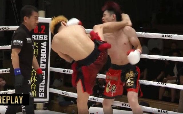 “見えない”ところから変則的すぎる右ハイキック、衝撃ダウンに放送席騒然 「変な軌道」「あの距離で当たるのが凄い」ゼロ距離から戦慄の“一撃”