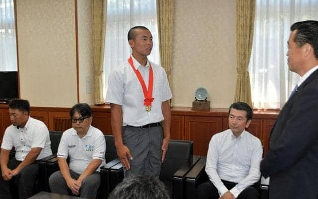 「目の前の一戦を全力で」山梨学院が副知事らに抱負　高校野球