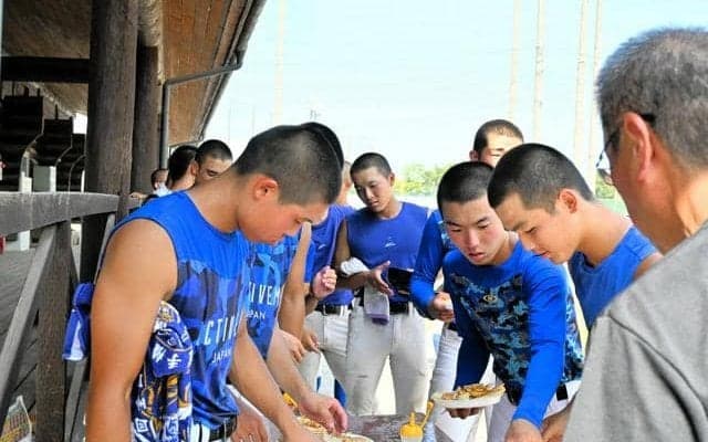 聖光学院が練習再開　ギョーザ2600個をOBが差し入れ鍋で焼く