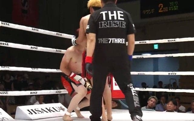 ローブローでタオル投入「痙攣している」「右足がヤバいことに」まさかのアクシデント決着に騒然 「いい試合だったのに」ファン複雑