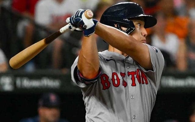 吉田正尚が今季1号　大差での“野手登板”から豪快な一撃…超遅球を捉える弾丸アーチ