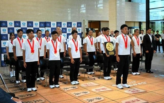 佐賀北の選手ら甲子園へ出発、宮崎主将「新しい風を巻き起こす」