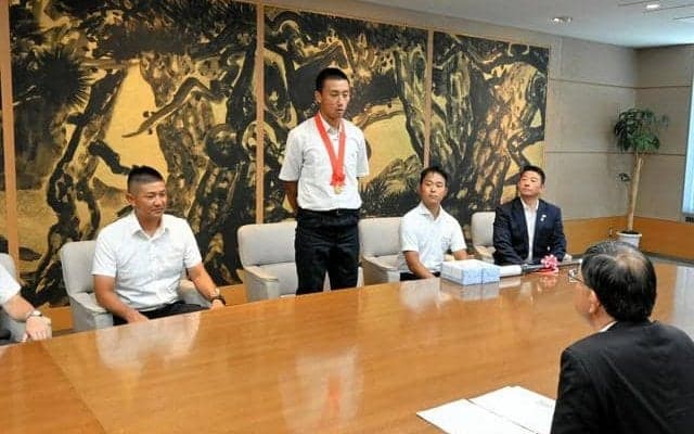 尽誠学園主将ら副知事を表敬訪問　甲子園前に「勇気や感動伝えたい」