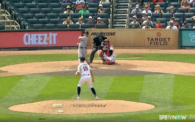 320日ぶり一発もまさか！吉田正尚、今季1号は“超遅球”撃ち…野手登板ピッチャーの83キロを仕留めたひと振りに敵地騒然