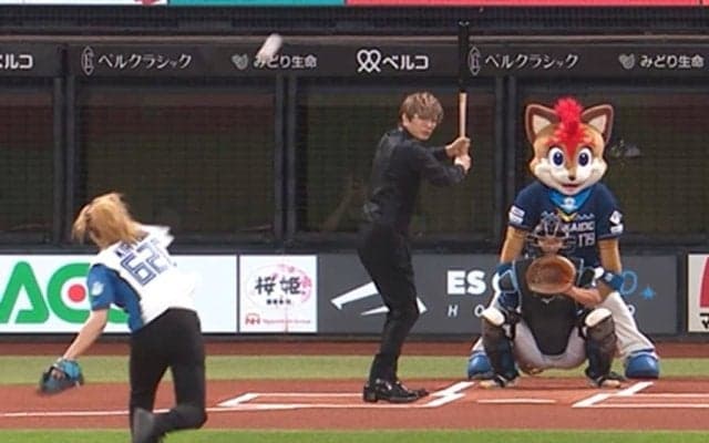 GACKTが2年連続で始球式→投球直前に鬼龍院翔が“乱入”　まさかの対決実現、清宮も爆笑